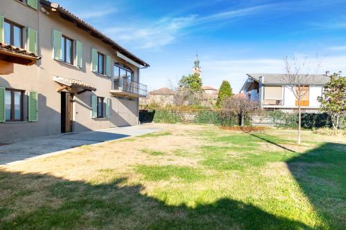 an empty yard in front of a building at Cascina Abbona - Cascina Storica a 15 min. da Alba in Canove