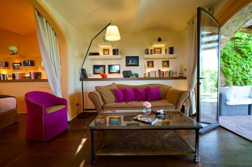 a living room with a couch and a table at L'Olmo in Monticchiello