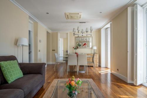 Bright with 7 balconies- 3 BDR 2BTH -Plaza Mayor