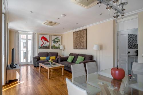 Bright with 7 balconies- 3 BDR 2BTH -Plaza Mayor