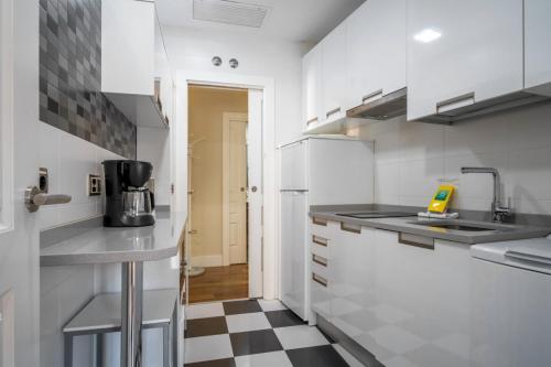 Bright with 7 balconies- 3 BDR 2BTH -Plaza Mayor