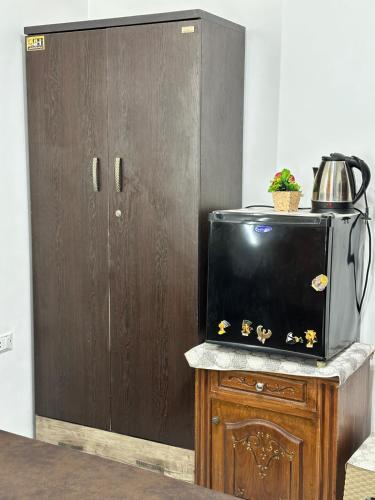 eine Mikrowelle auf einer Theke neben einem Schrank in der Unterkunft Abo Stait - Pyramid View Homestay in Kairo