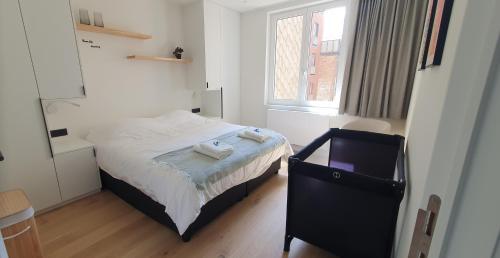 Ένα ή περισσότερα κρεβάτια σε δωμάτιο στο subliem appartement met zeezicht