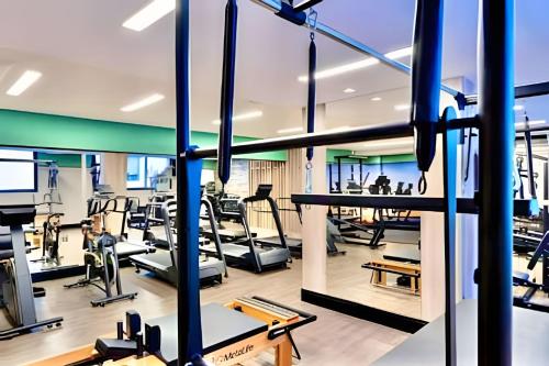 a gym with treadmills and elliptical machines at PRiNCESS, Apto a poucos metros in Curitiba