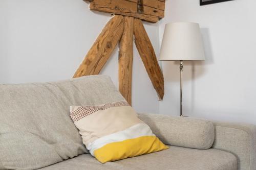 poduszkę siedzącą na kanapie w salonie w obiekcie Minty Stay - Plaza Mayor 1 BD w Madrycie