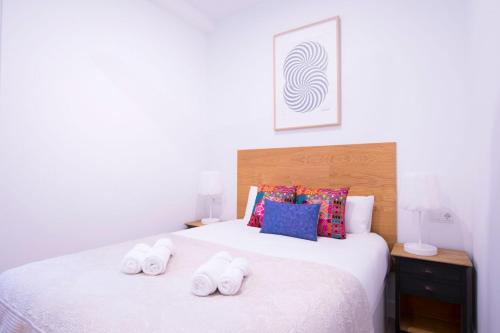 une chambre avec un lit avec deux serviettes dessus dans l'établissement Apartment Fomento, à Madrid