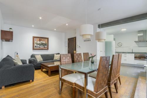Bright Spacious 2BD - City center