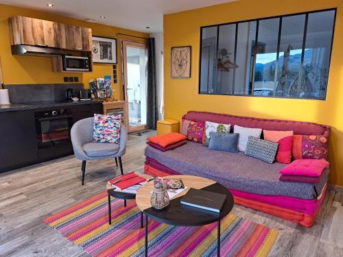 un salon avec un canapé et une table dans l'établissement Les Oucanes, à Savines