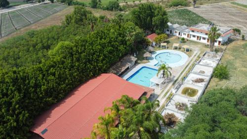 an aerial view of a house and a swimming pool at Paraíso Residencial Club in Río Verde