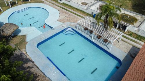an overhead view of a large swimming pool at Paraíso Residencial Club in Río Verde