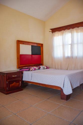 a bedroom with two beds and a window at Paraíso Residencial Club in Río Verde