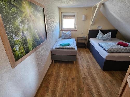 Postel nebo postele na pokoji v ubytování HässelHof - 80qm Ferienwohnung im Zentrum von Bad Liebenwerda