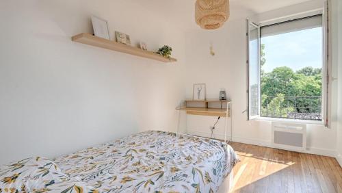 una camera da letto con un letto e una grande finestra di Vitry Vibes City a Vitry-sur-Seine