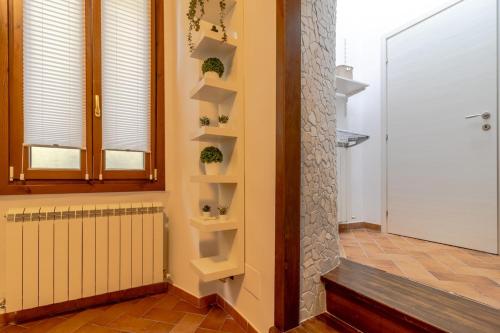 a hallway with shelves with potted plants on the wall at Casa Mìmì in Rieti
