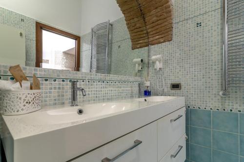 a bathroom with two sinks and a mirror at Casa Mìmì in Rieti