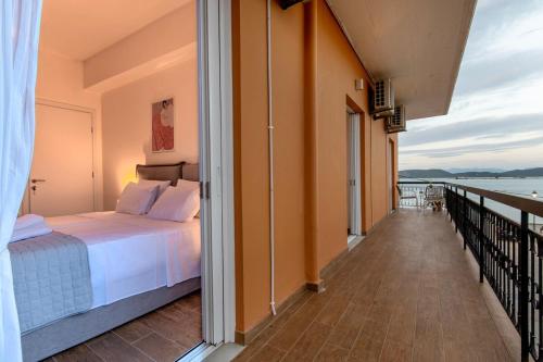een slaapkamer met een bed op een balkon bij Finestrini in Preveza