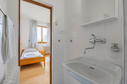 Ένα μπάνιο στο BNB Grand Forest Escape
