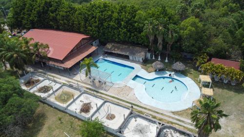 an overhead view of a swimming pool in front of a house at Paraíso Residencial Club in Río Verde