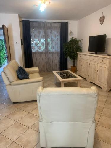 TV a/nebo společenská místnost v ubytování Villetta a schiera, Pesaro house