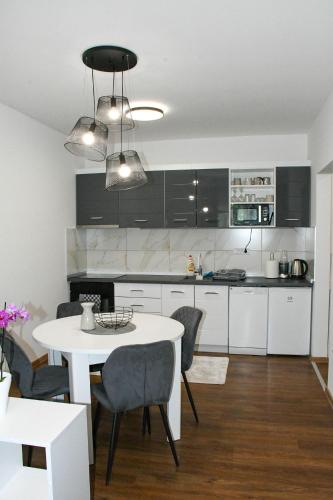 Apartman Pčelica Somborにあるキッチンまたは簡易キッチン