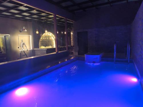 Bazén v ubytování Aquila Grand Suites - Noida Sector 136 nebo v jeho okolí