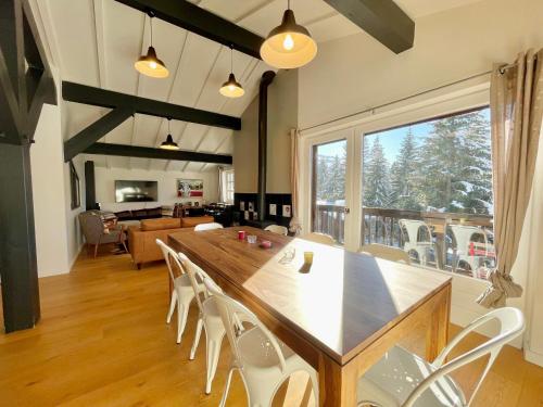 une salle à manger avec une grande table et des chaises en bois dans l'établissement Chalet Cosy 8 Pers, Skis aux Pieds, Balcon, WIFI, Parking - FR-1-505-33, à Notre-Dame-de-Bellecombe