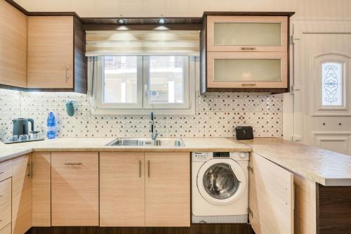 Η κουζίνα ή μικρή κουζίνα στο Happy Life Chios Apartment