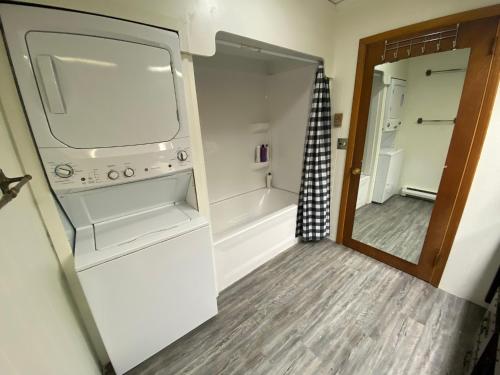 - une cuisine avec lave-linge et sèche-linge dans la chambre dans l'établissement 2BR 2nd floor apartment overlooking downtown, à Elkader