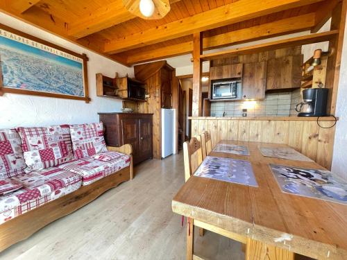 un salon avec un canapé et une table dans l'établissement Duplex cosy proche pistes, 4 pers, parking privé - FR-1-505-227, à Notre-Dame-de-Bellecombe