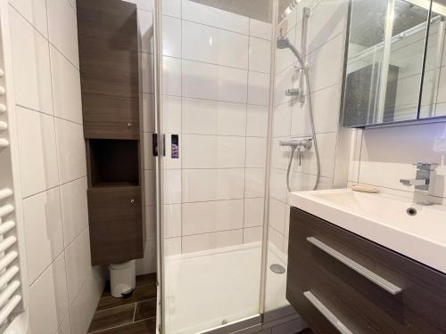 une salle de bain avec douche et lavabo dans l'établissement Duplex cosy proche pistes, 4 pers, parking privé - FR-1-505-227, à Notre-Dame-de-Bellecombe