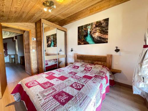 une chambre avec un lit dans une pièce dans l'établissement Duplex cosy proche pistes, 4 pers, parking privé - FR-1-505-227, à Notre-Dame-de-Bellecombe