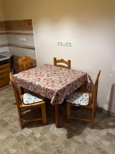 a table with two chairs and a table with a table cloth at Nyugalom Szigete, Kisház Kerkaszentkirály in Kerkaszentkirály