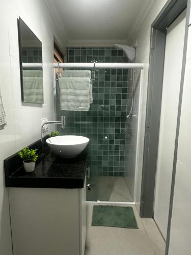 Ένα μπάνιο στο Lindo Apartamento com piscina à 100m do MAR