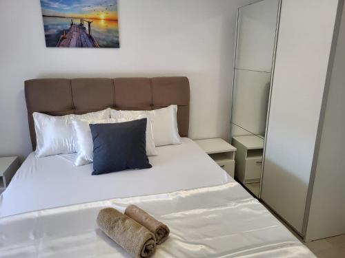 En eller flere senge i et værelse på Apartmani Vir