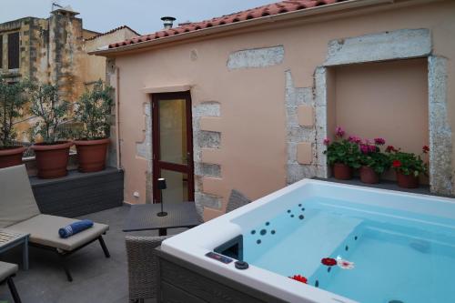 Bazén v ubytování Venetian Palace Chania nebo v jeho okolí