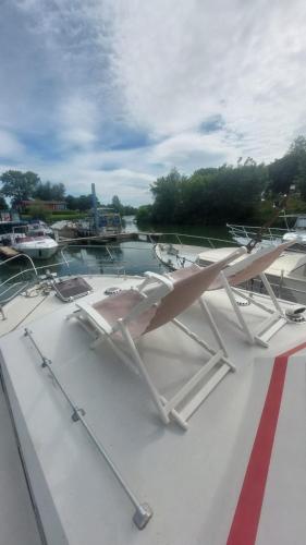 Escapade en Bateau VIntage avec terrasse mini spa option payante