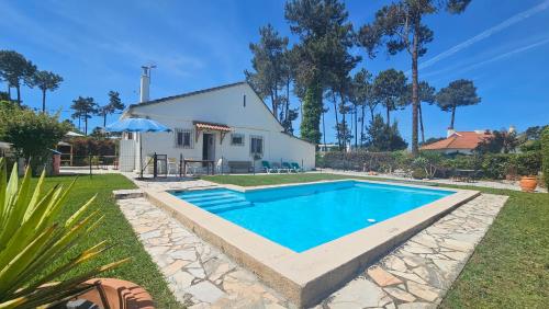a swimming pool in the yard of a house at Casinha; Piscina/ Praia/ Lisboa in Aroeira