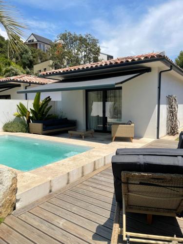 une villa avec piscine et une maison dans l'établissement Casa Di Lortu villa, à Ajaccio