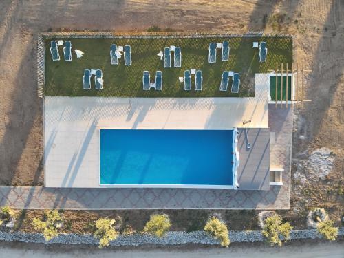 an overhead view of a swimming pool in a yard at Herdadinha in Vimieiro