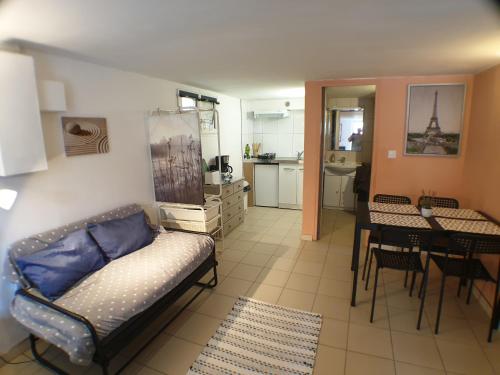 un salon avec un canapé et une salle à manger dans l'établissement Studio entre Paris et Disneyland 2 à 4 pers, à Noisy-le-Grand