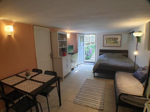 une chambre avec un lit, une table et un canapé dans l'établissement Studio entre Paris et Disneyland 2 à 4 pers, à Noisy-le-Grand