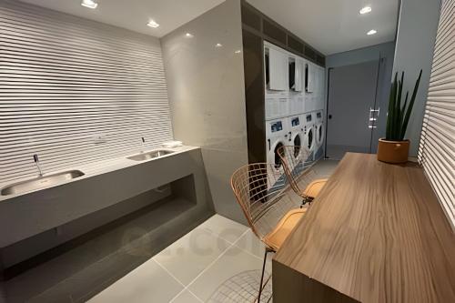a bathroom with a sink and a counter with two sinks at FANTASTiCO, Apto 1 quarto c/ TvSmart e Ar Cond. in Curitiba
