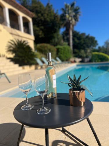 - une table avec 2 verres et une bouteille de vin dans l'établissement La Bastide d'Aiguebelle, au Lavandou