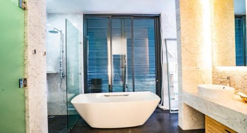 Un baño con bañera, ducha y lavabo. en Villa Nha Trang View Biển - View City, en Nha Trang