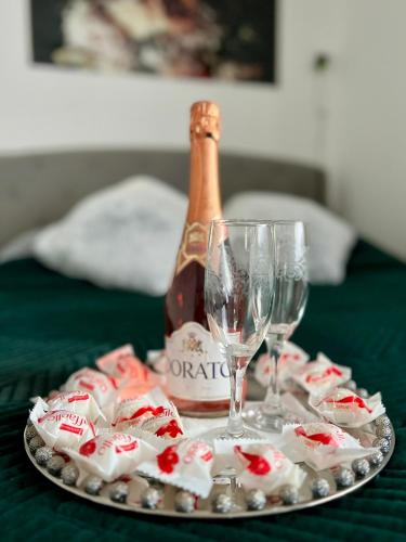 a table with two glasses and a bottle of wine at Zakątek u Ili in Rzepiska