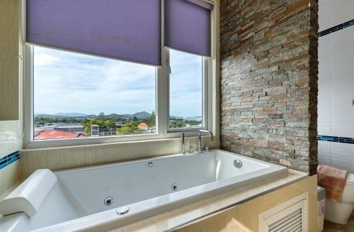 Koupelna v ubytování Surisa Seaview Pool Villas