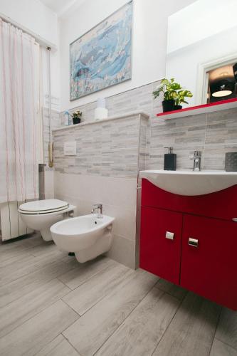 a bathroom with a sink and a toilet and a tub at Casa Luba in Lucca