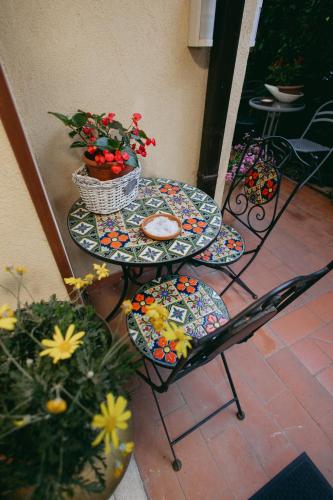a table and chairs with flowers on a patio at Casa Luba in Lucca