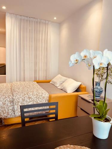 une chambre avec un lit et une table avec une plante dans l'établissement An Attractive Flat near Jardin du Luxembourg, à Paris