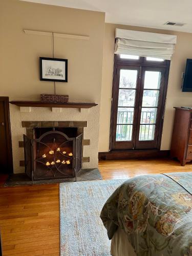 a living room with a fireplace and a bed at City House Bed and Breakfast in Harrisburg